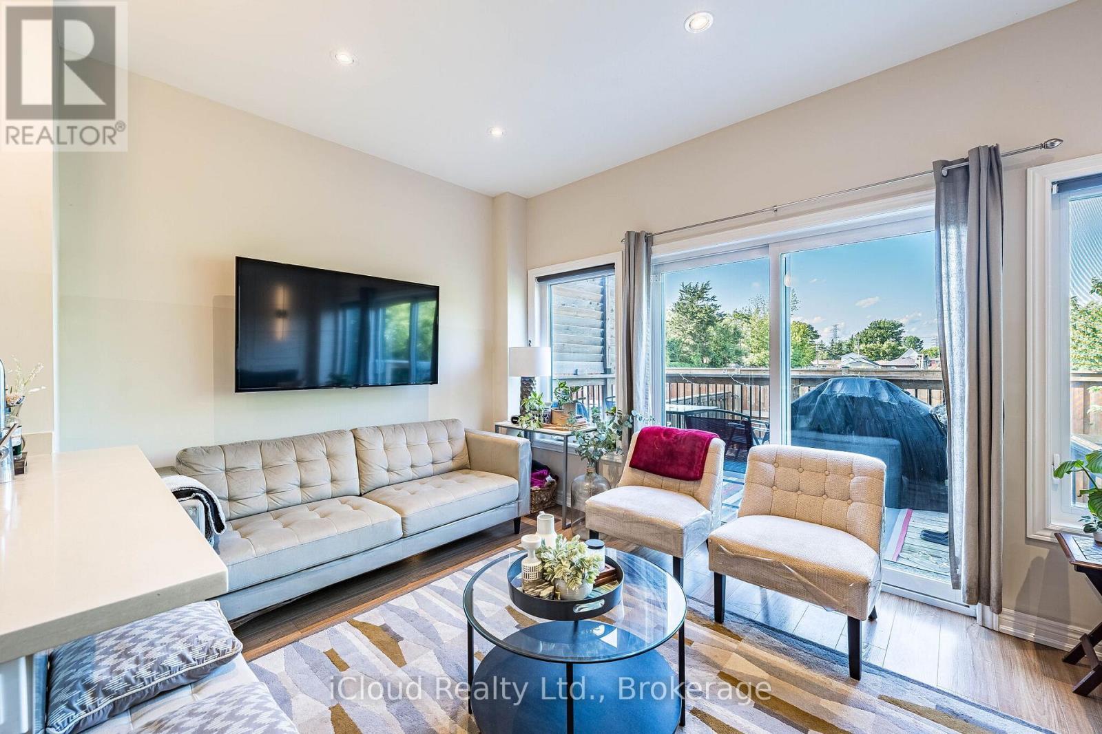 Family room - 235 Mead Avenue, Hamilton, ON - Indoor Photo Showing Living Room