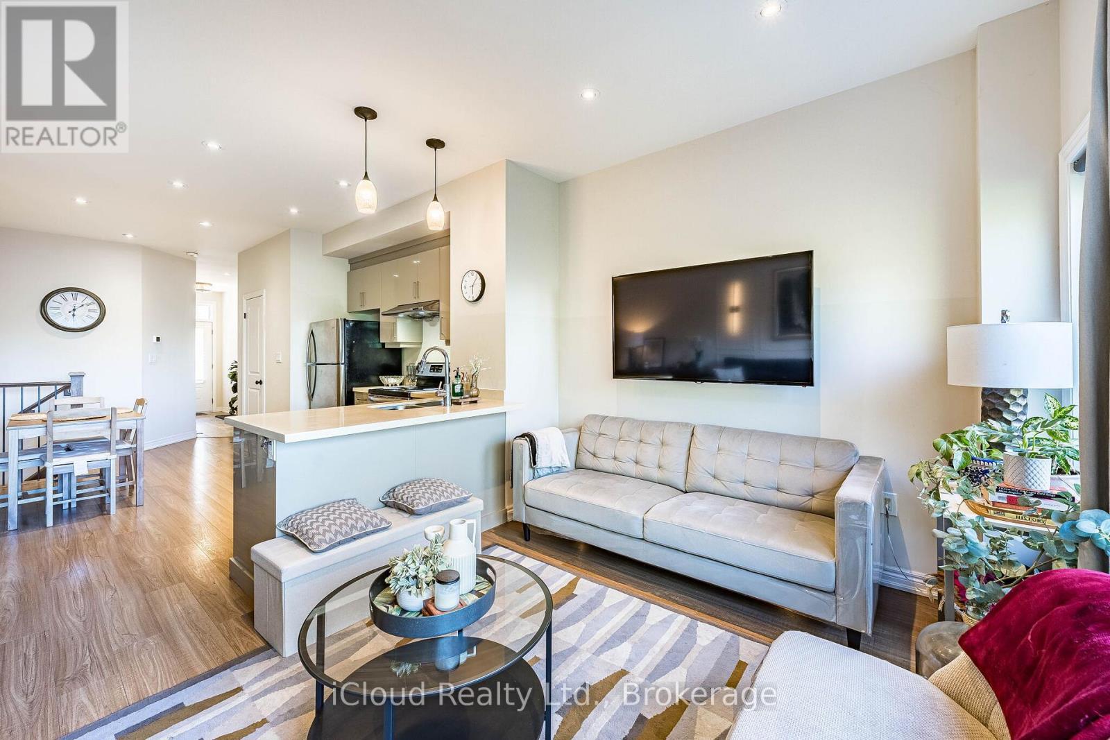 235 Mead Avenue, Hamilton, ON - Indoor Photo Showing Living Room