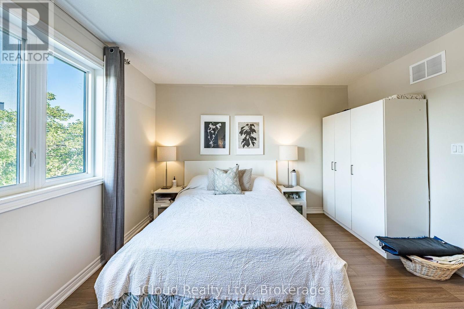 235 Mead Avenue, Hamilton, ON - Indoor Photo Showing Bedroom