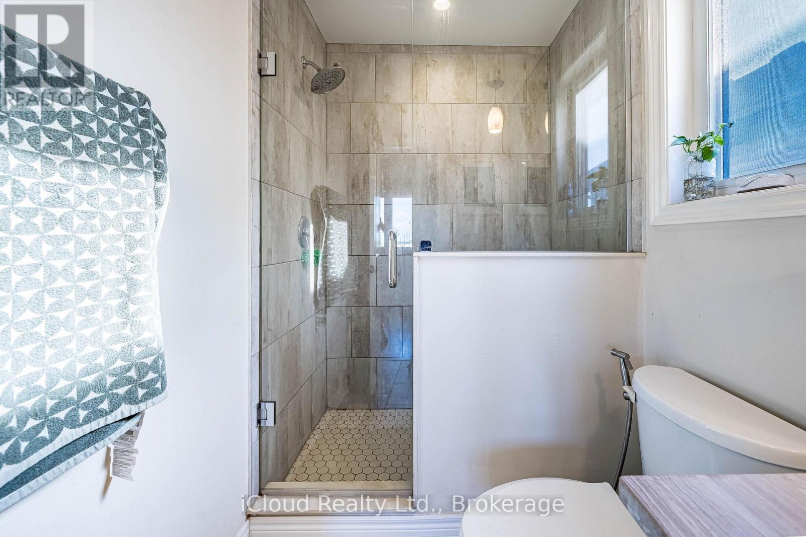 235 Mead Avenue, Hamilton, ON - Indoor Photo Showing Bathroom