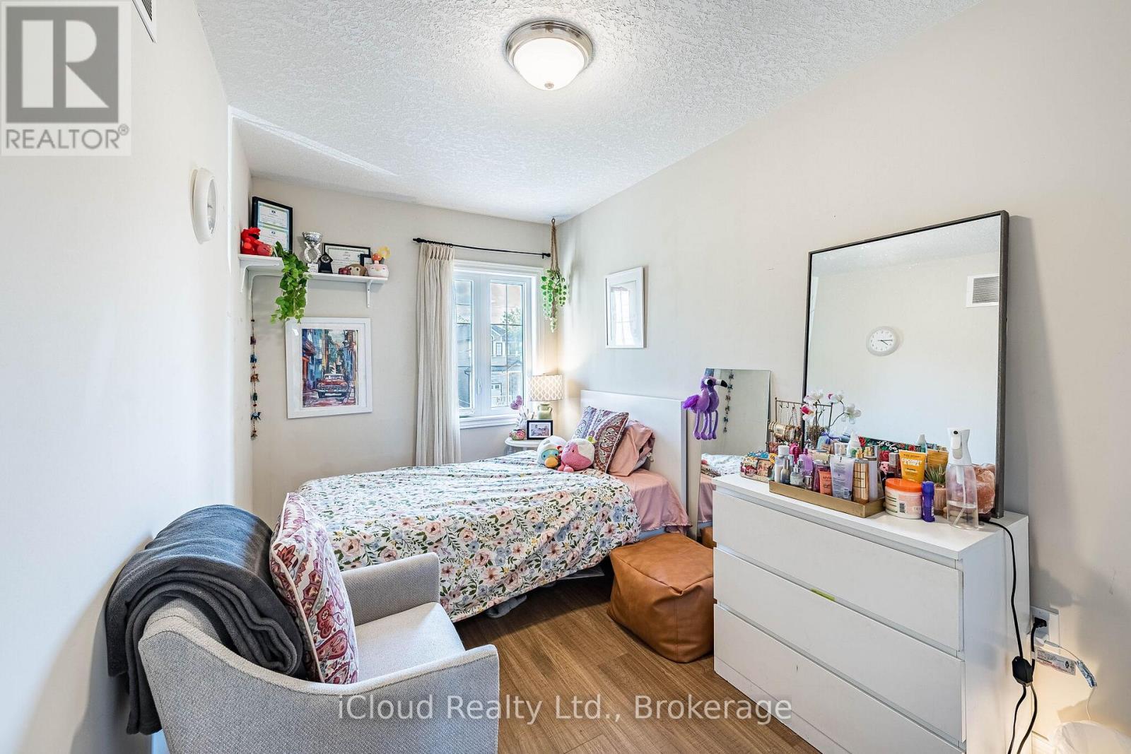 235 Mead Avenue, Hamilton, ON - Indoor Photo Showing Bedroom