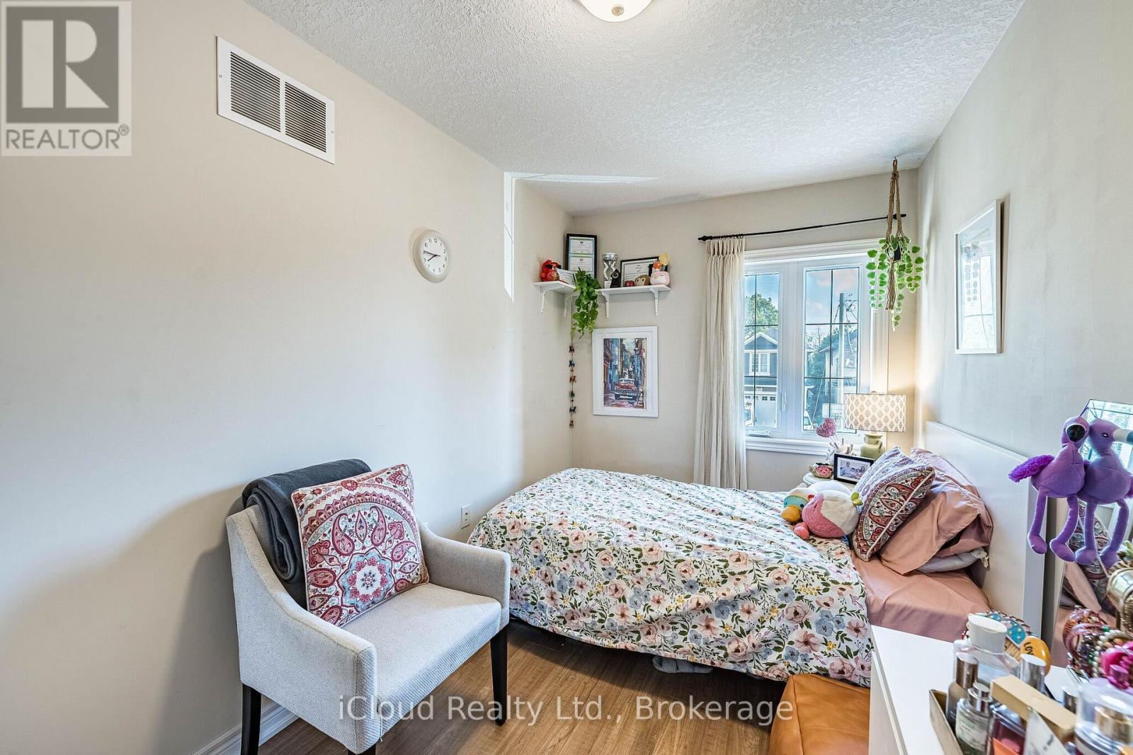 235 Mead Avenue, Hamilton, ON - Indoor Photo Showing Bedroom