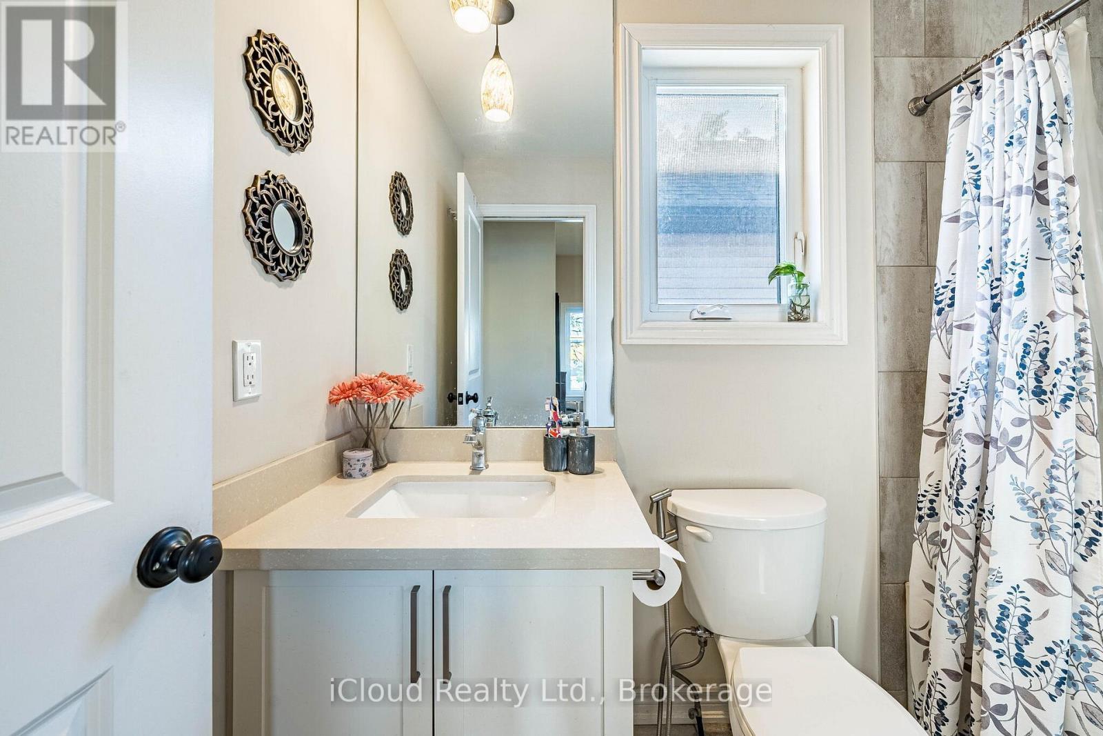 235 Mead Avenue, Hamilton, ON - Indoor Photo Showing Bathroom