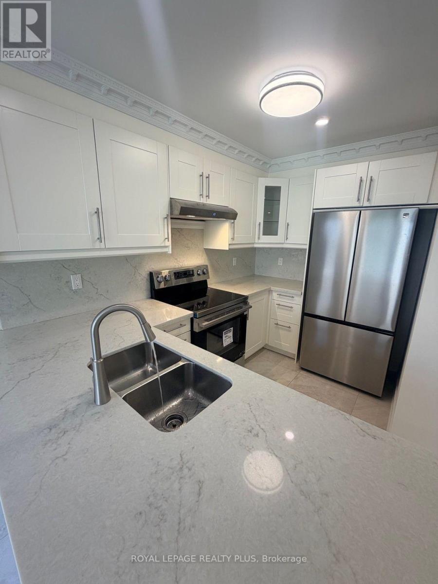 3249 Mcdowell Drive, Mississauga, ON - Indoor Photo Showing Kitchen With Double Sink