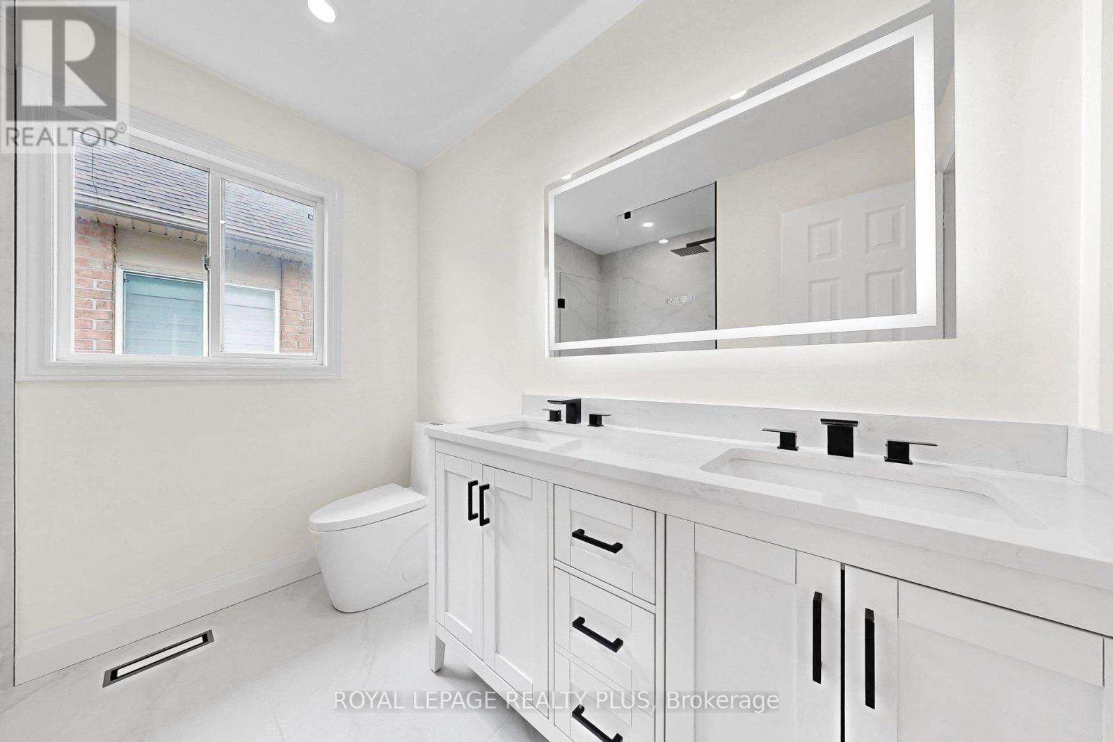 3249 Mcdowell Drive, Mississauga, ON - Indoor Photo Showing Bathroom