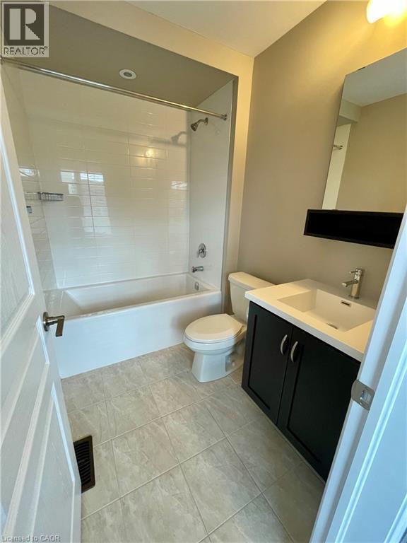 Full Bath - 76 Esplanade Lane, Grimsby, ON