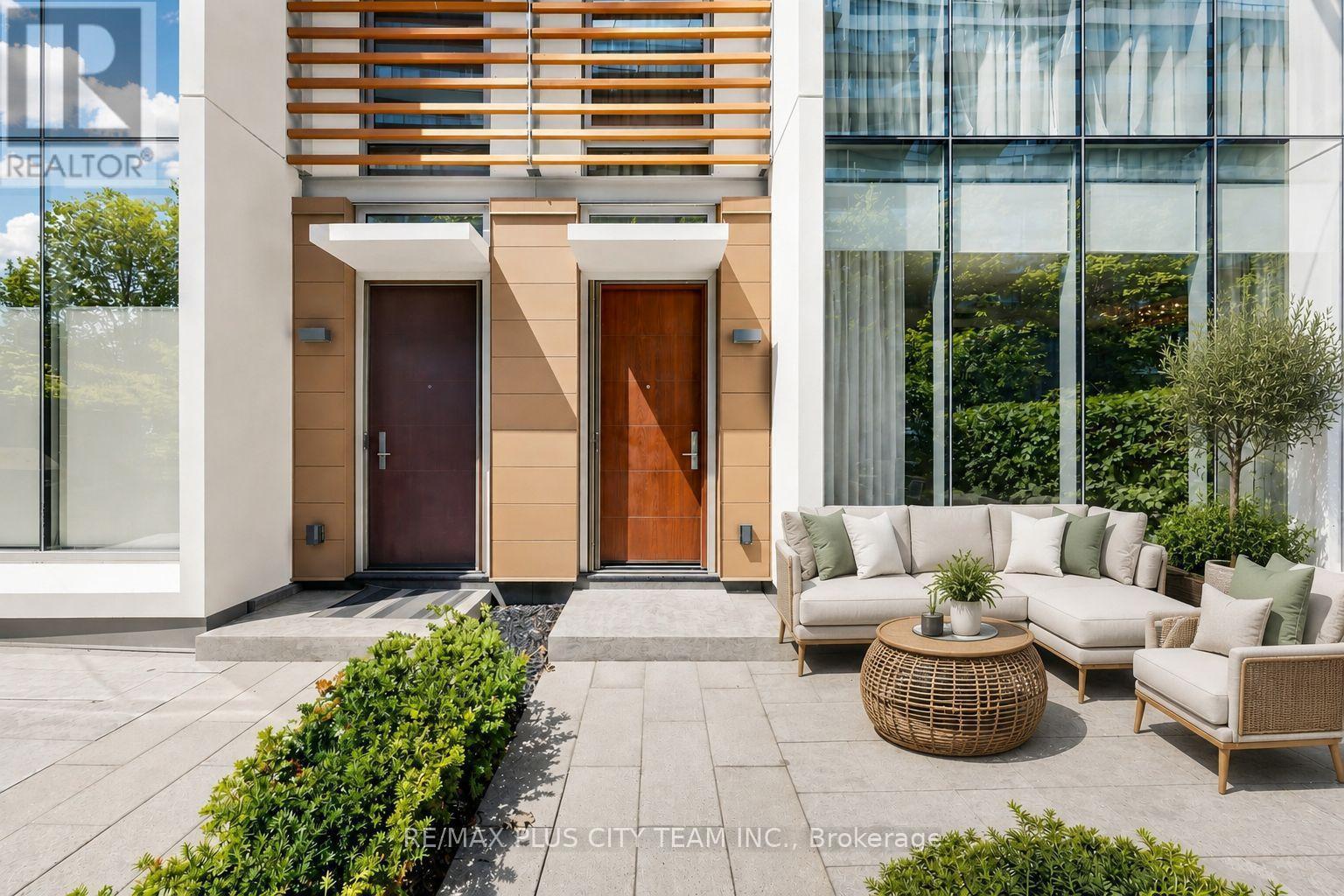 Th122 - 29 Queens Quay E, Toronto, ON