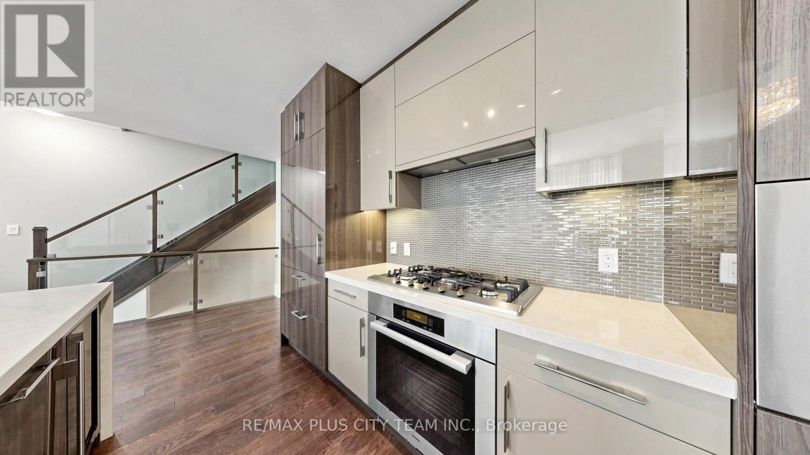 Th122 - 29 Queens Quay E, Toronto, ON