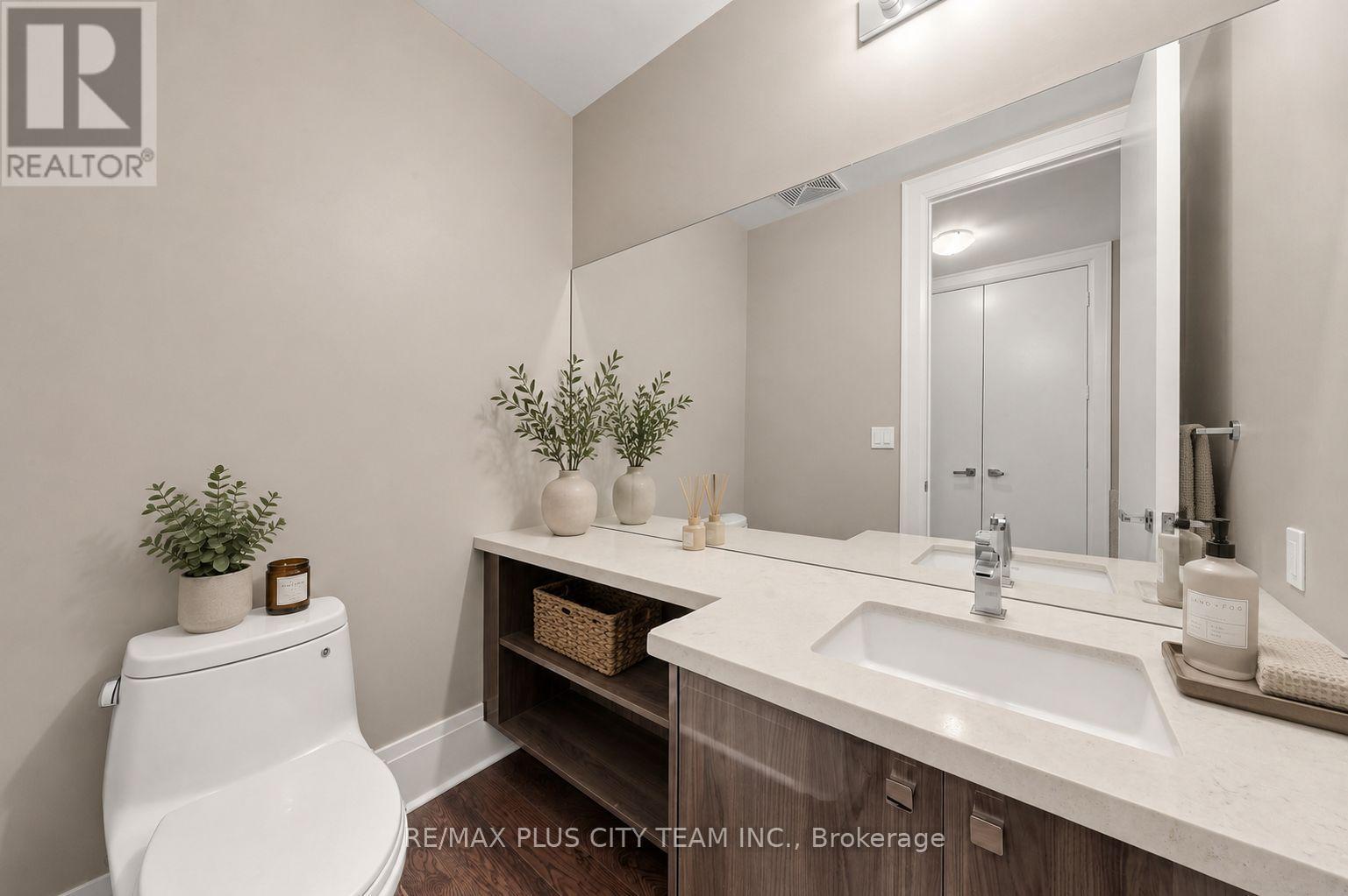 Th122 - 29 Queens Quay E, Toronto, ON