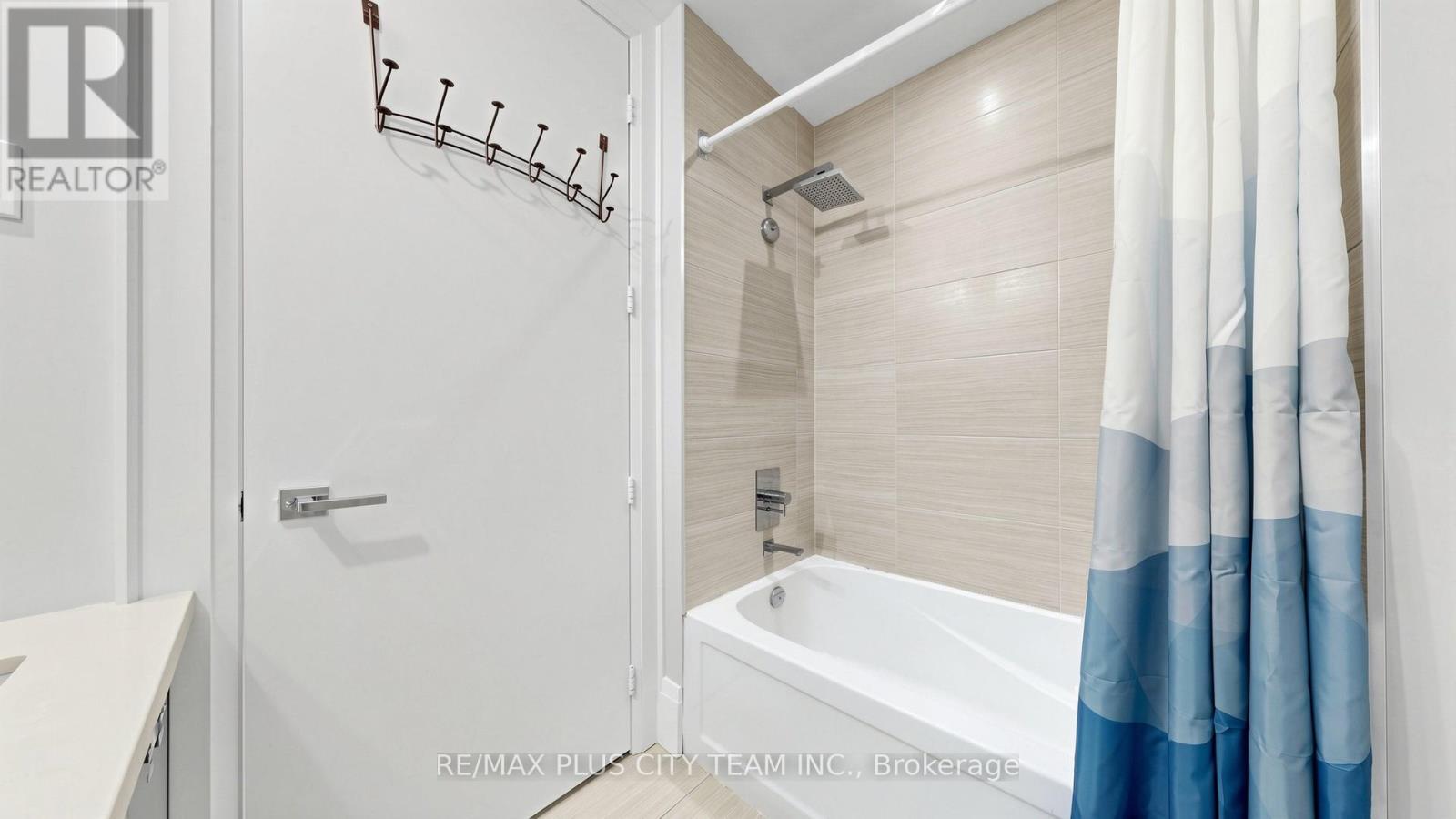 Th122 - 29 Queens Quay E, Toronto, ON