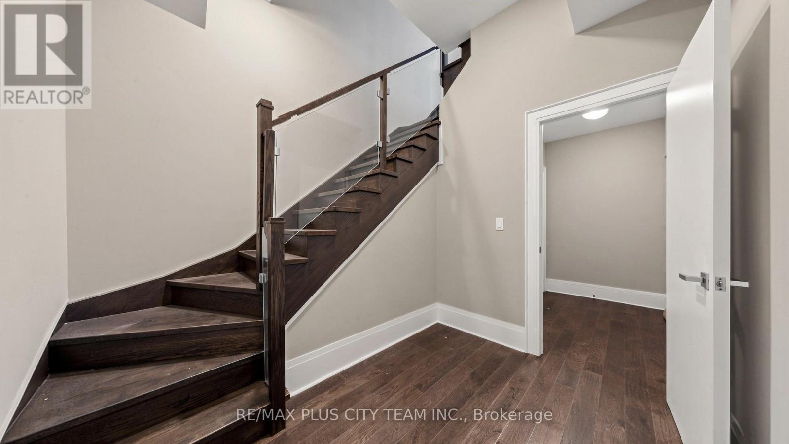 Th122 - 29 Queens Quay E, Toronto, ON