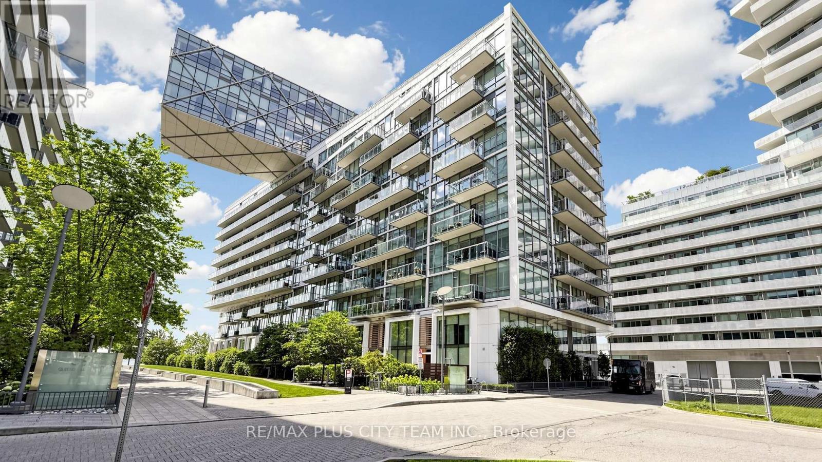 Th122 - 29 Queens Quay E, Toronto, ON