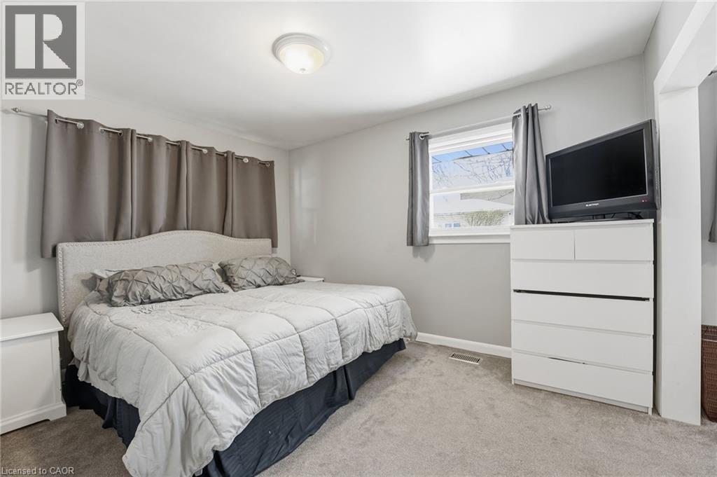 Bedroom with carpet and baseboards - 473 Mohawk Road W, Hamilton, ON