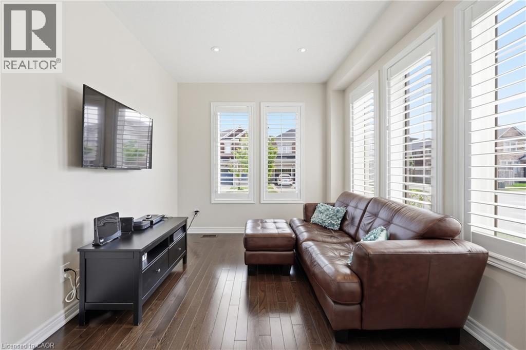 4645 Doug Wright Drive, Burlington, ON - Indoor Photo Showing Living Room