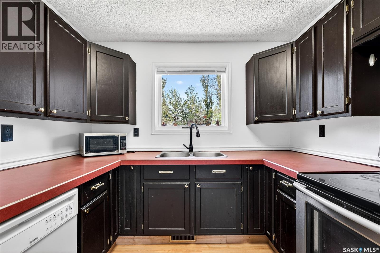 22 Edelweiss Crescent, Moose Jaw, SK - Indoor Photo Showing Kitchen With Double Sink