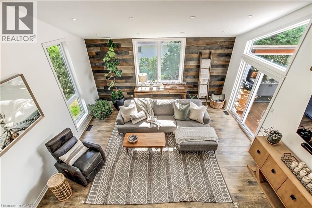 657 Windham Road 14 Road, Simcoe, ON - Indoor Photo Showing Living Room