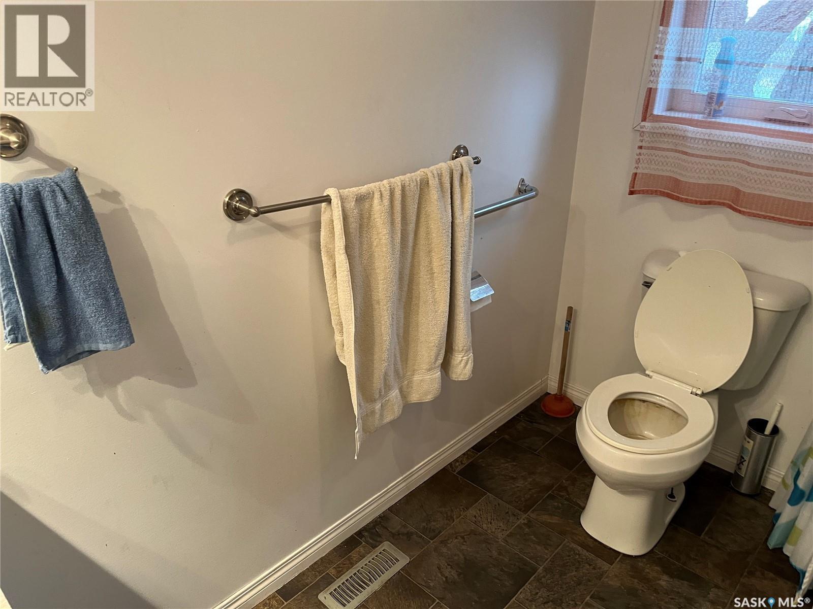 9 2Nd Street E, Willow Bunch, SK - Indoor Photo Showing Bathroom