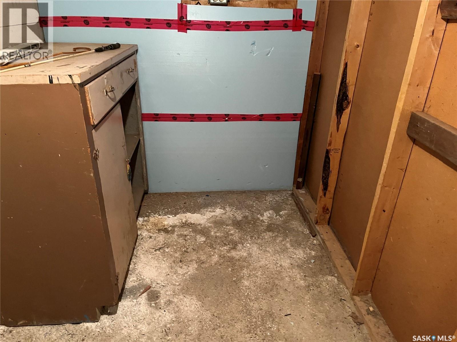 9 2Nd Street E, Willow Bunch, SK - Indoor