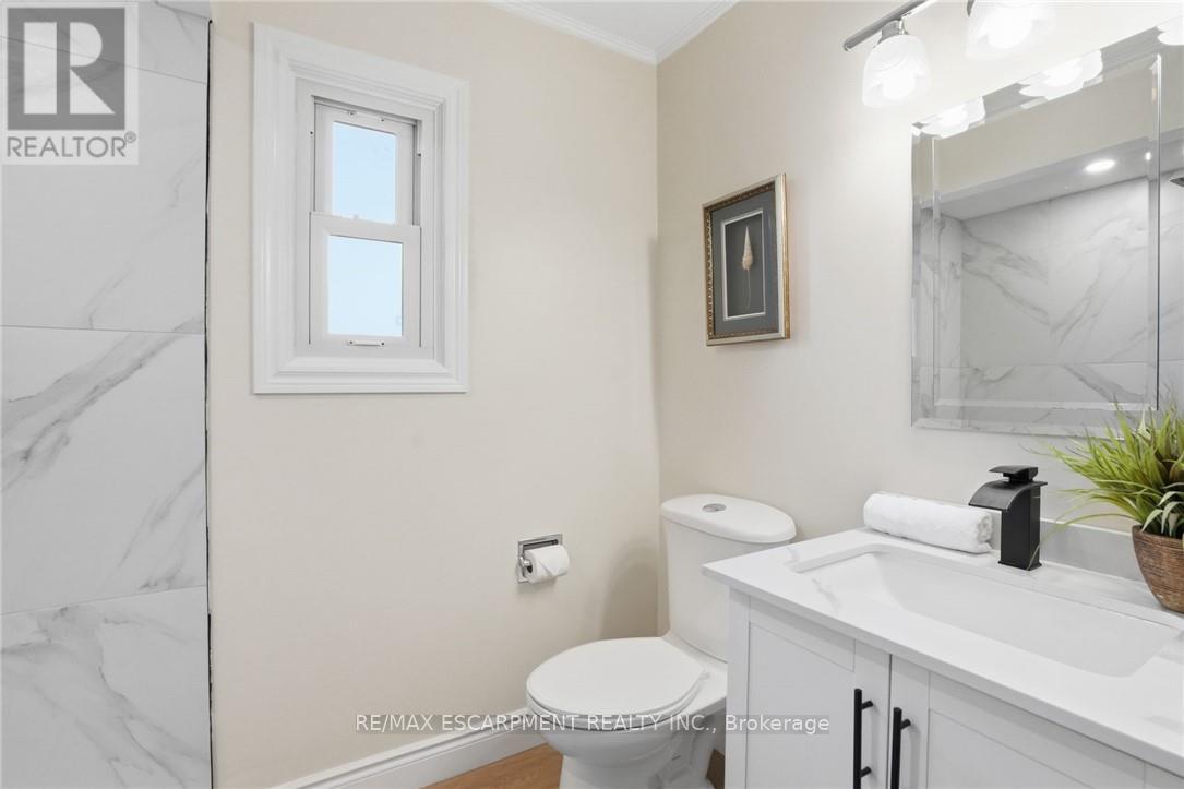 894 Garth Street, Hamilton, ON - Indoor Photo Showing Bathroom