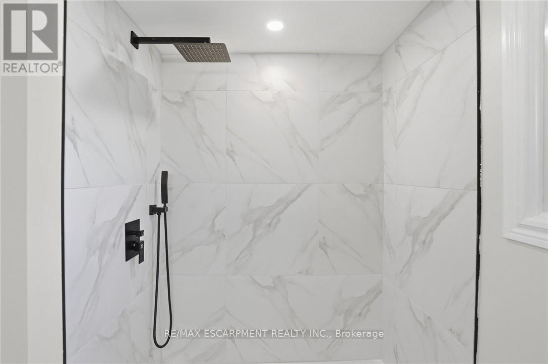 894 Garth Street, Hamilton, ON - Indoor Photo Showing Bathroom