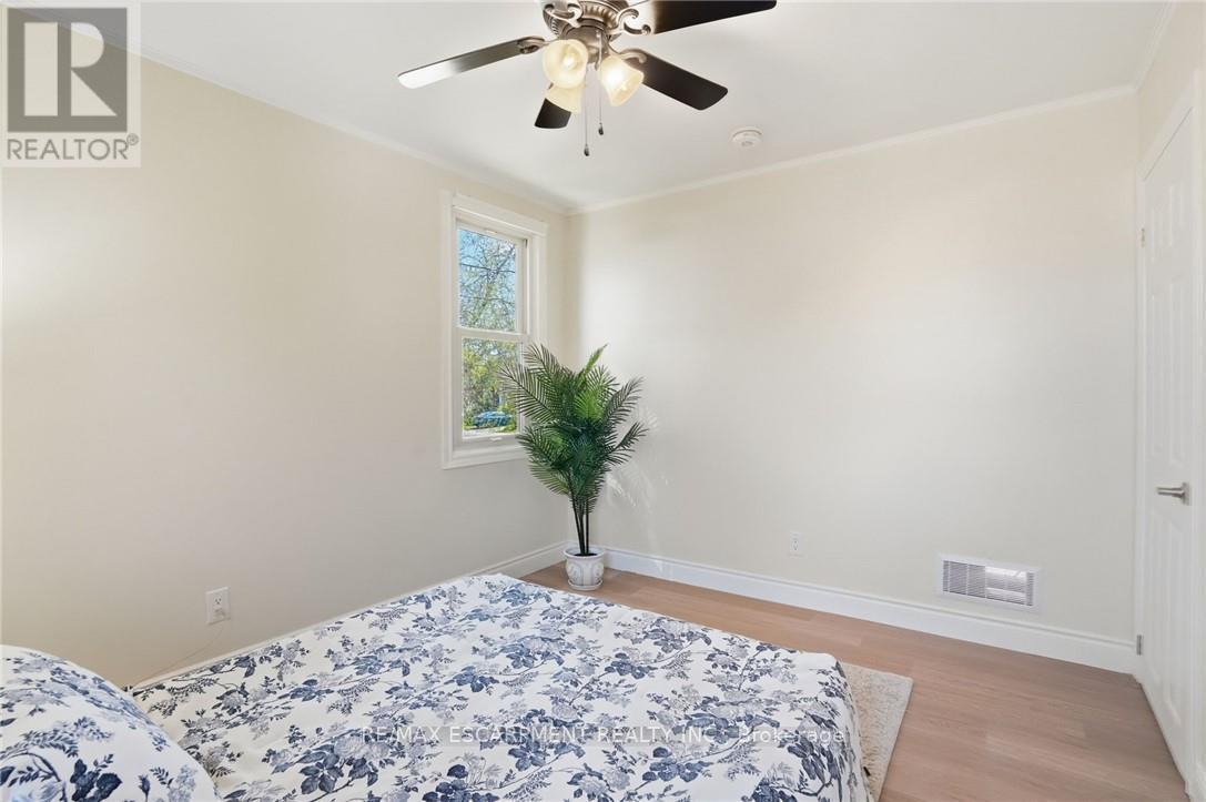 894 Garth Street, Hamilton, ON - Indoor Photo Showing Bedroom