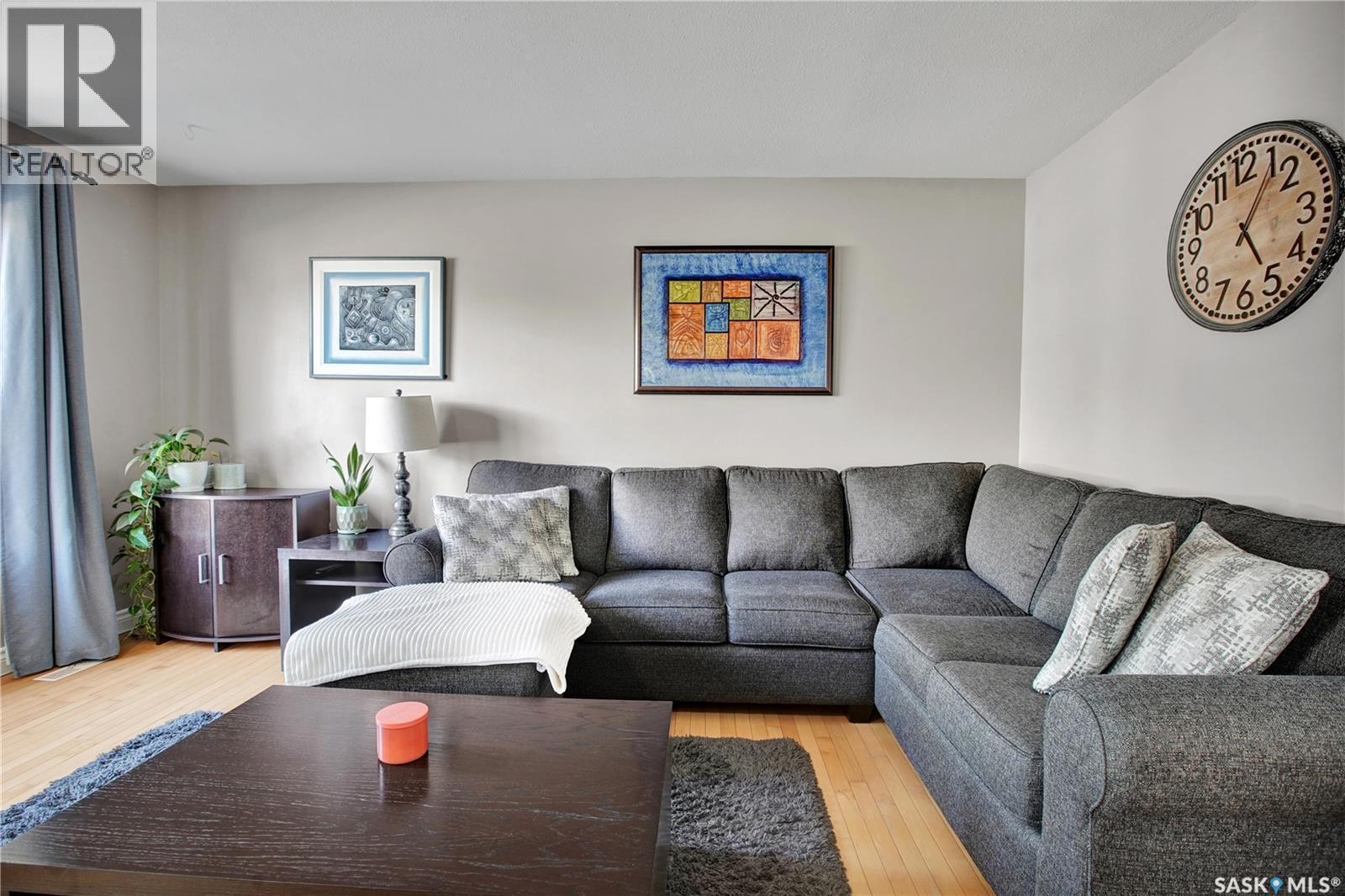 120 615 Mcwillie Avenue, Saskatoon, SK - Indoor Photo Showing Living Room
