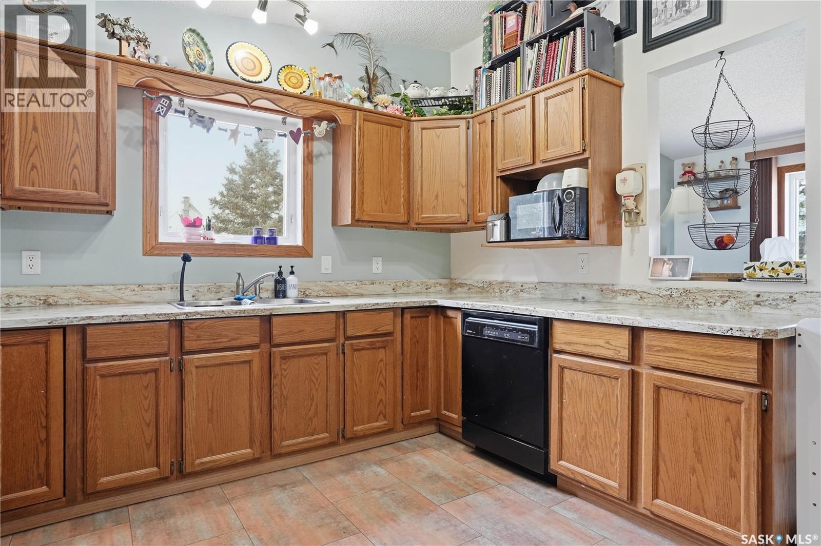 329 1St Avenue E, Mortlach, SK - Indoor Photo Showing Kitchen With Double Sink