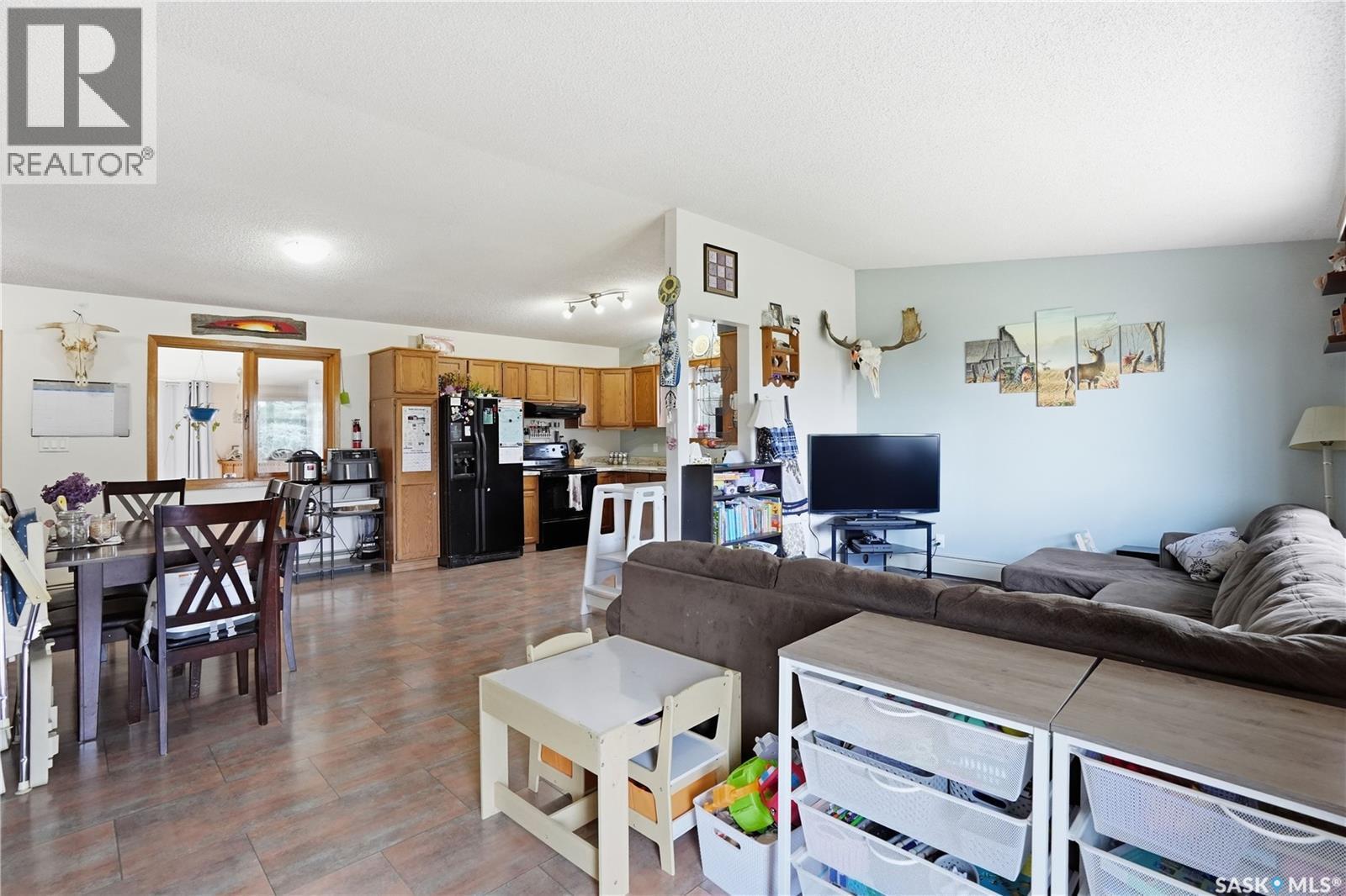 329 1St Avenue E, Mortlach, SK - Indoor Photo Showing Living Room
