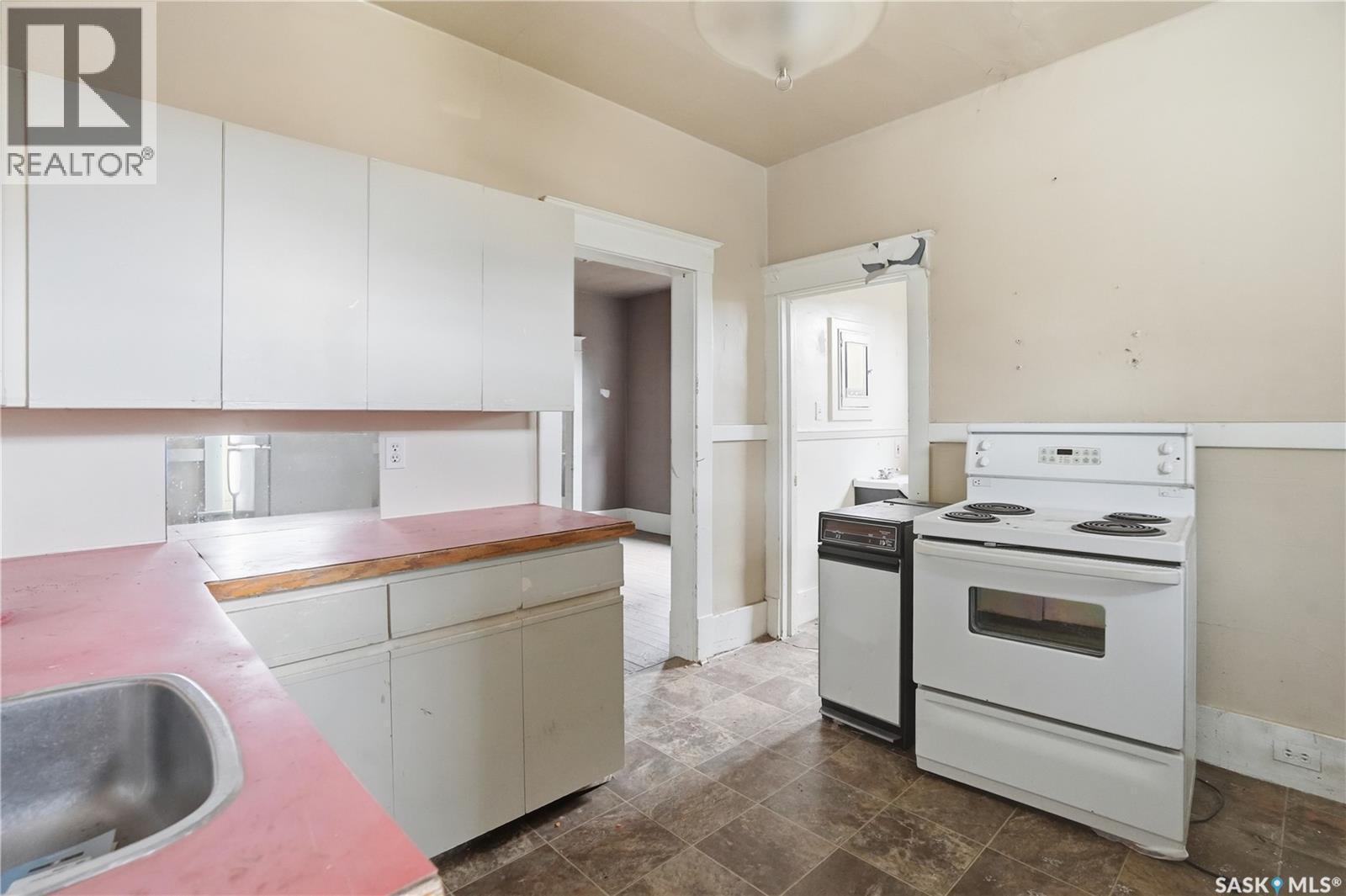 1284 3Rd Avenue Ne, Moose Jaw, SK - Indoor Photo Showing Kitchen