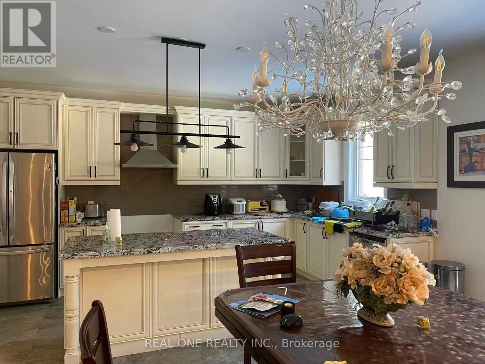 82 Warren Mcbride Crescent, Aurora, ON - Indoor Photo Showing Kitchen