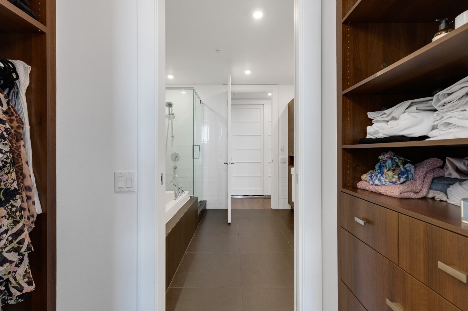 Closet - 404-2200 Rue Harriet-Quimby, Montréal (Saint-Laurent), QC - Indoor