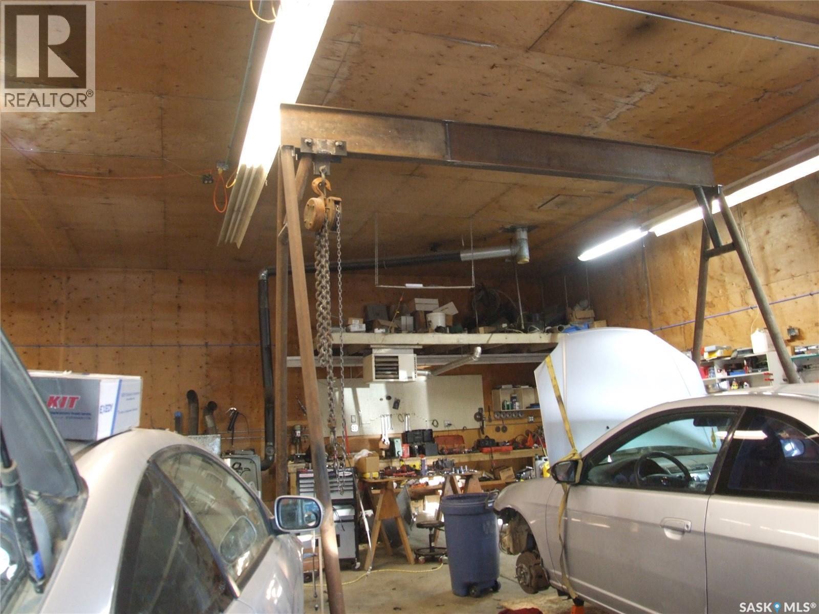 101 Railway Avenue, Lancer, SK - Indoor Photo Showing Garage