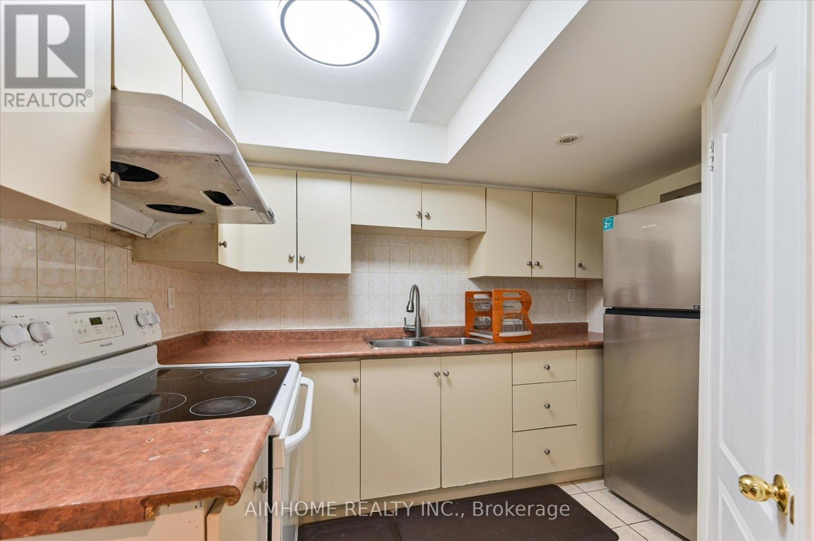 12 Boxhill Road, Markham, ON - Indoor Photo Showing Kitchen With Double Sink