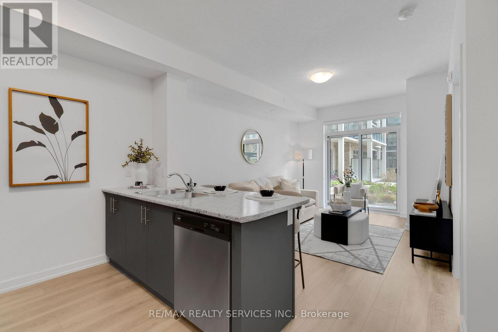 136 - 5055 Greenlane Road, Lincoln, ON - Indoor Photo Showing Living Room