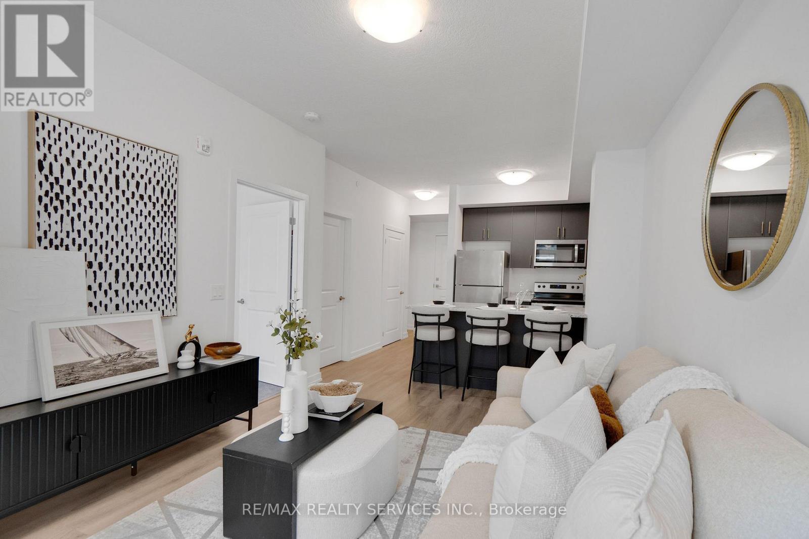 136 - 5055 Greenlane Road, Lincoln, ON - Indoor Photo Showing Living Room