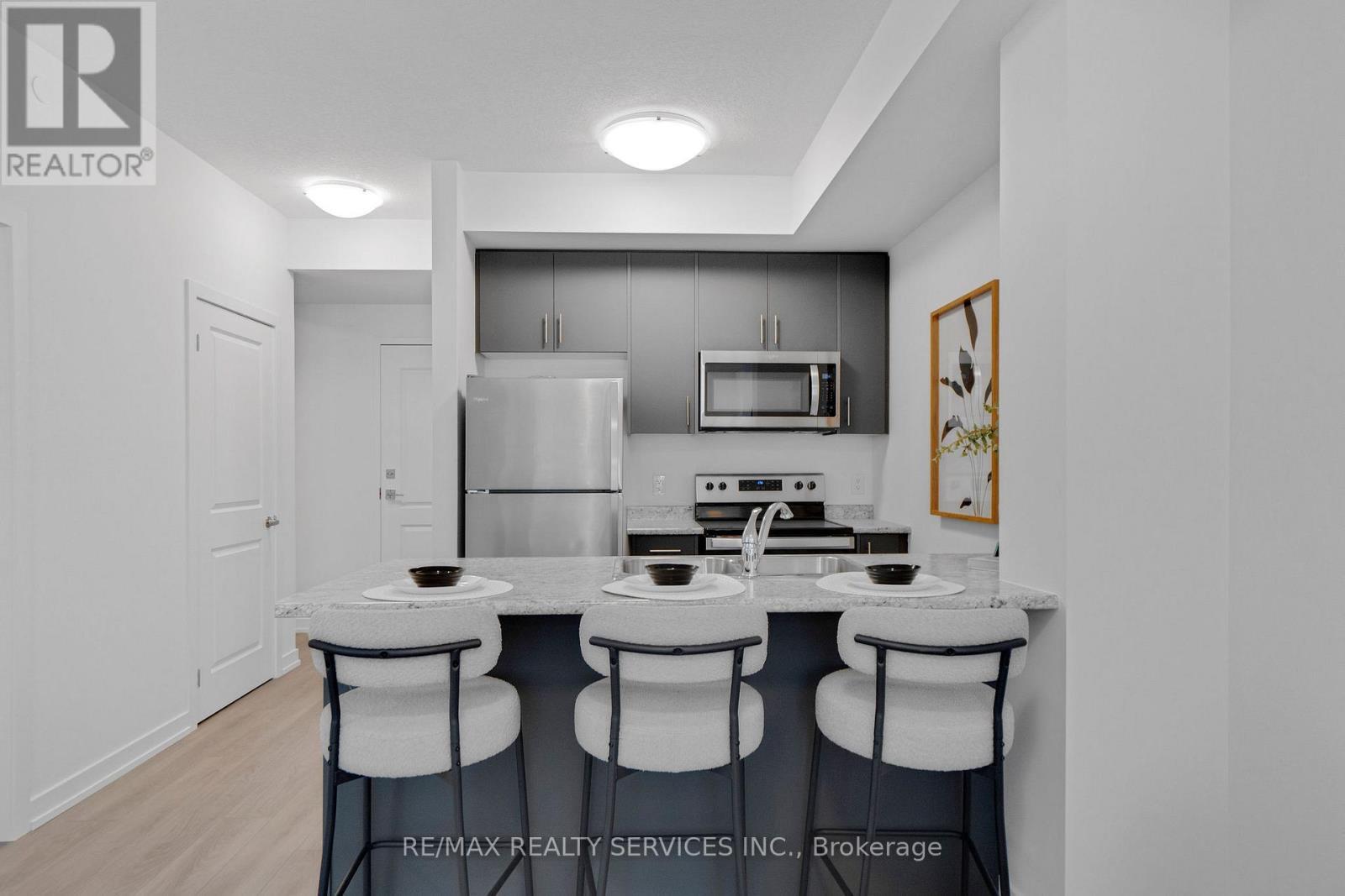 136 - 5055 Greenlane Road, Lincoln, ON - Indoor Photo Showing Kitchen With Stainless Steel Kitchen With Double Sink