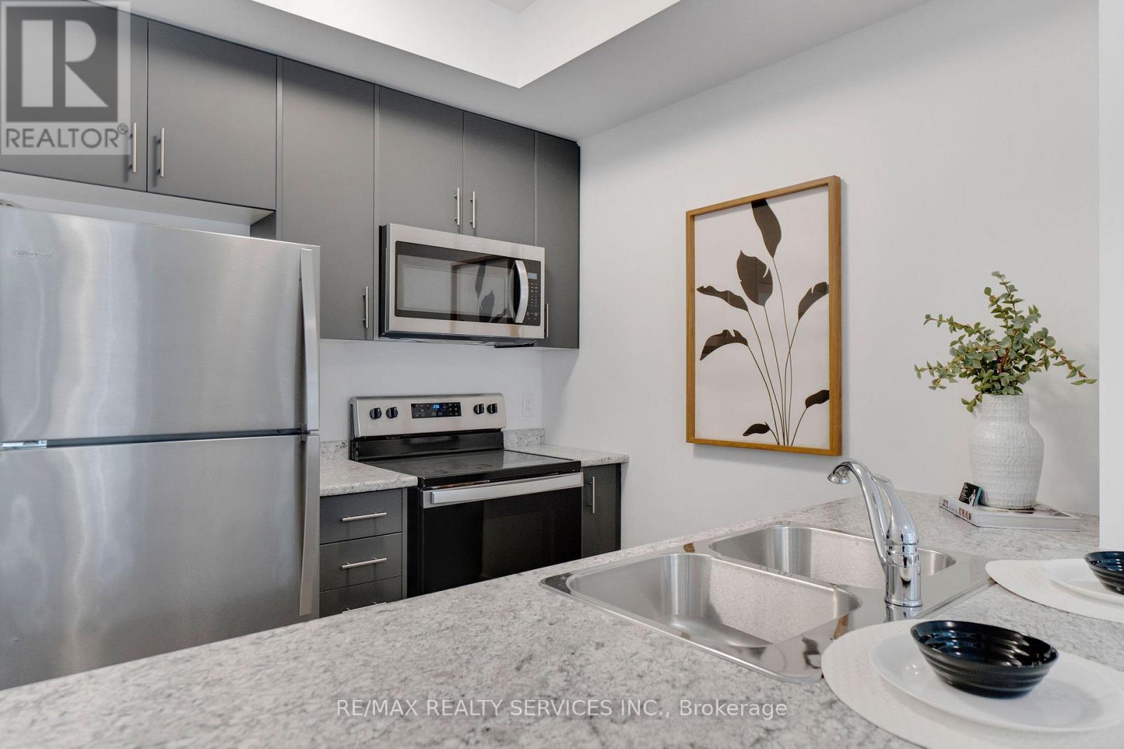 136 - 5055 Greenlane Road, Lincoln, ON - Indoor Photo Showing Kitchen With Double Sink