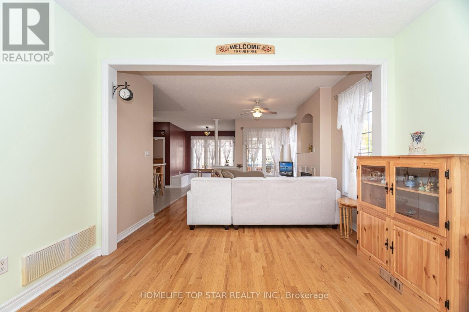 26 Delray Drive E, Markham, ON - Indoor Photo Showing Living Room