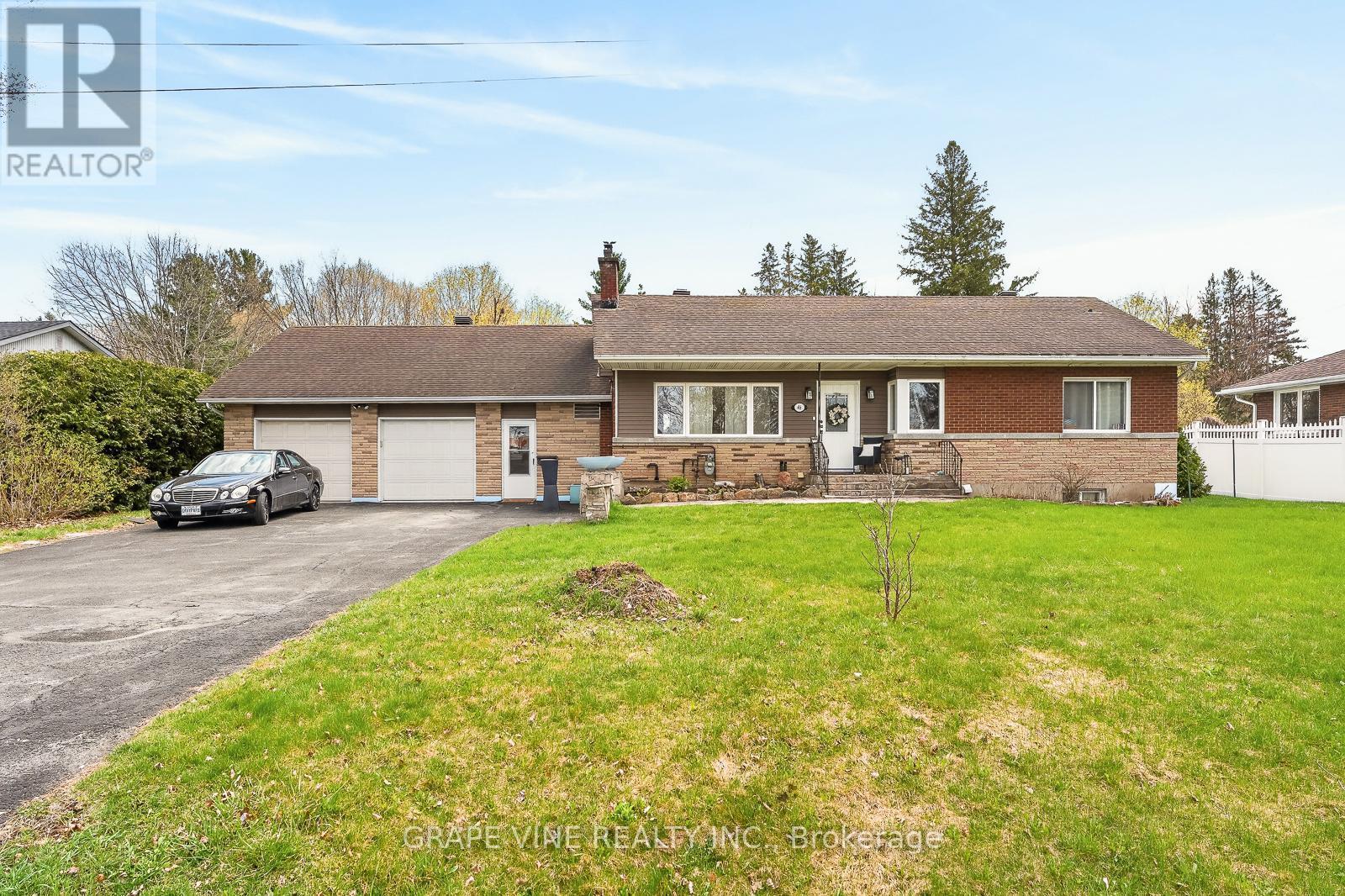 46 Macfarlane Road, Ottawa, ON - Outdoor With Facade