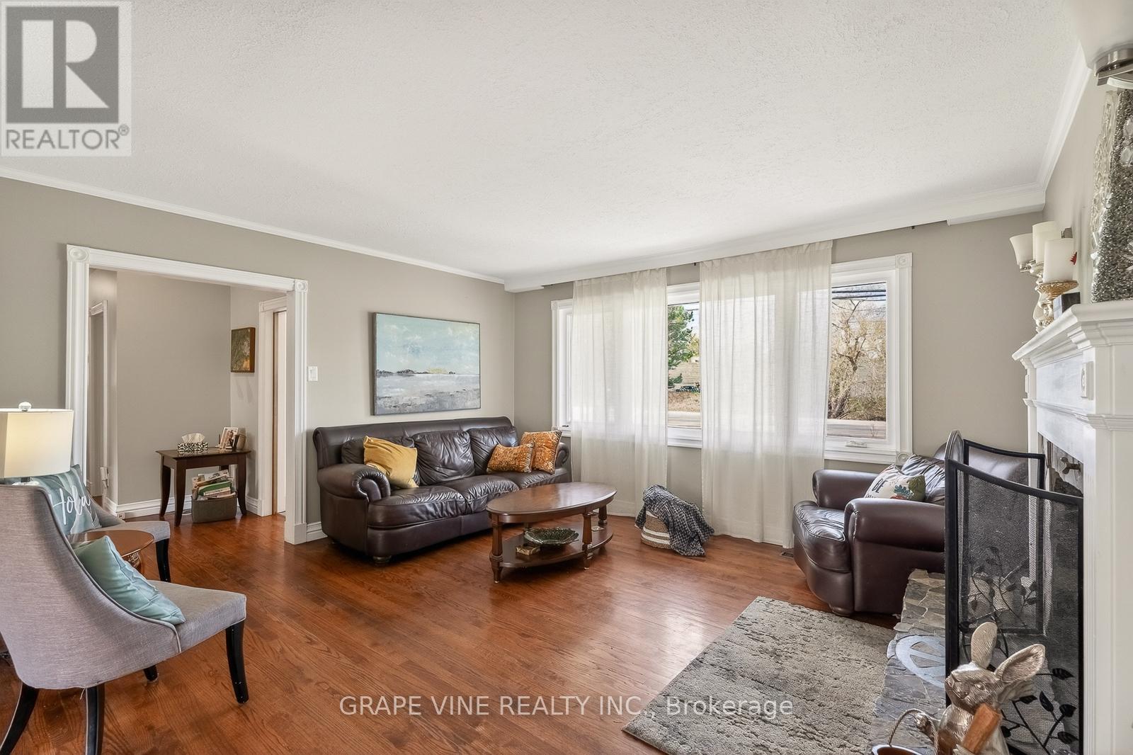 46 Macfarlane Road, Ottawa, ON - Indoor Photo Showing Living Room