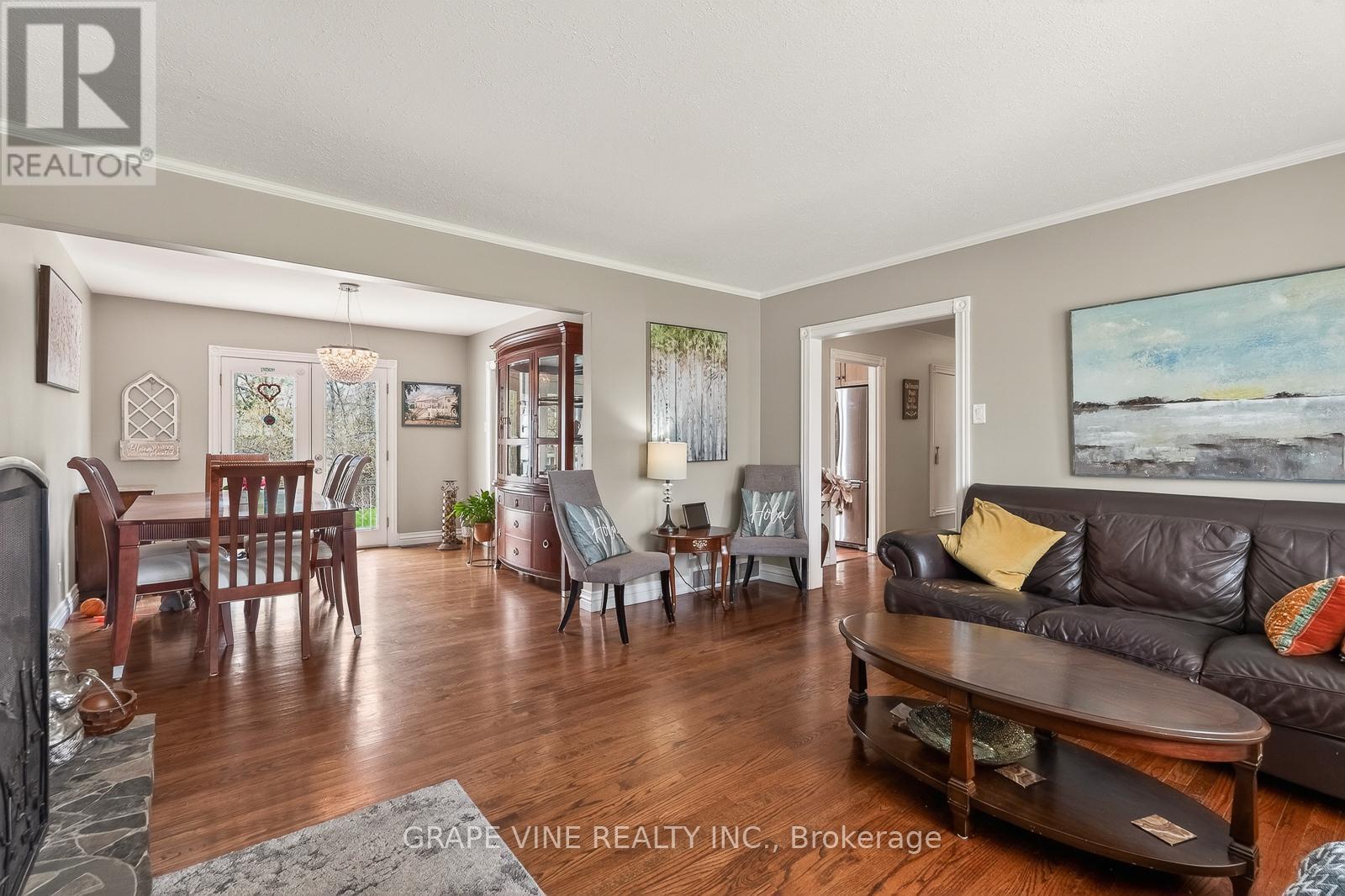46 Macfarlane Road, Ottawa, ON - Indoor Photo Showing Living Room