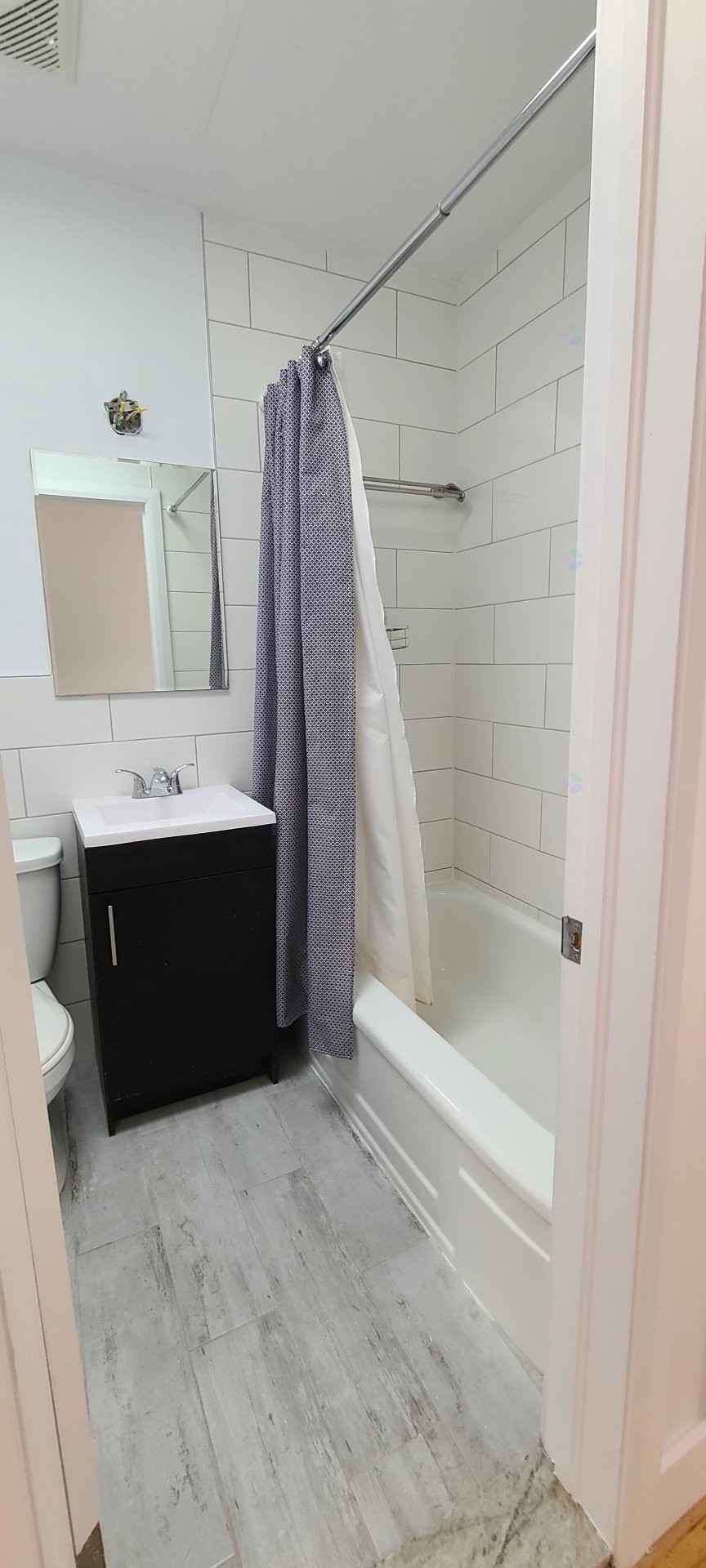 Salle de bains - 11829 Rue Joseph-Casavant, Montréal (Ahuntsic-Cartierville), QC - Indoor Photo Showing Bathroom