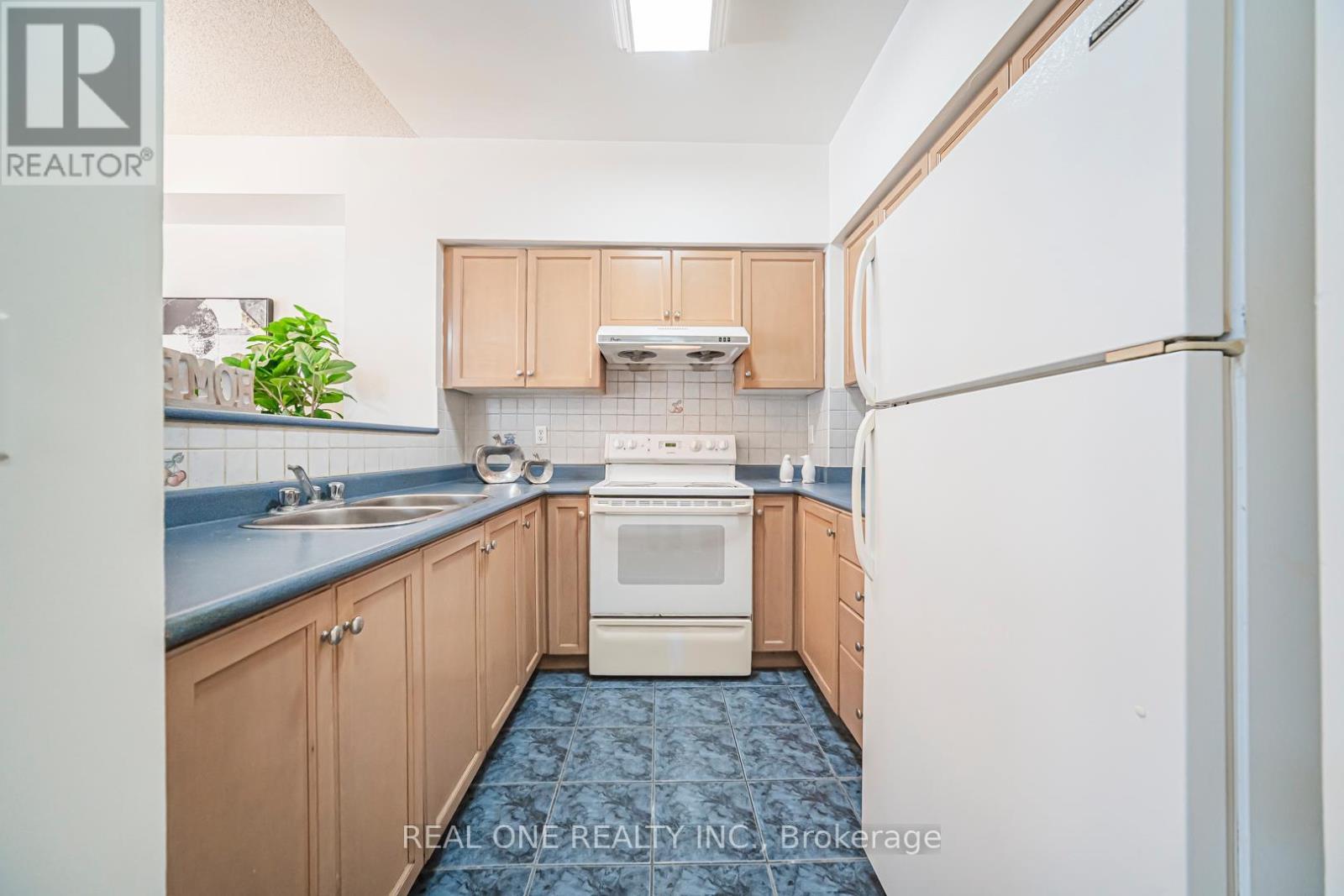17 - 12 St Moritz Way, Markham, ON - Indoor Photo Showing Kitchen With Double Sink