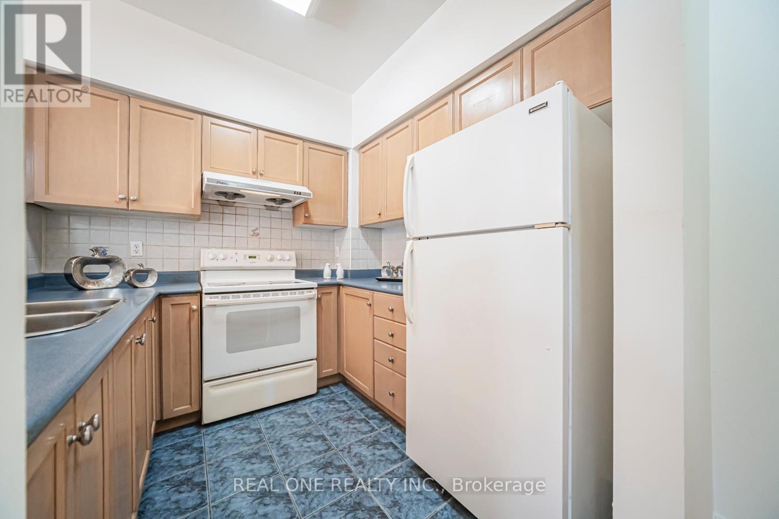 17 - 12 St Moritz Way, Markham, ON - Indoor Photo Showing Kitchen With Double Sink