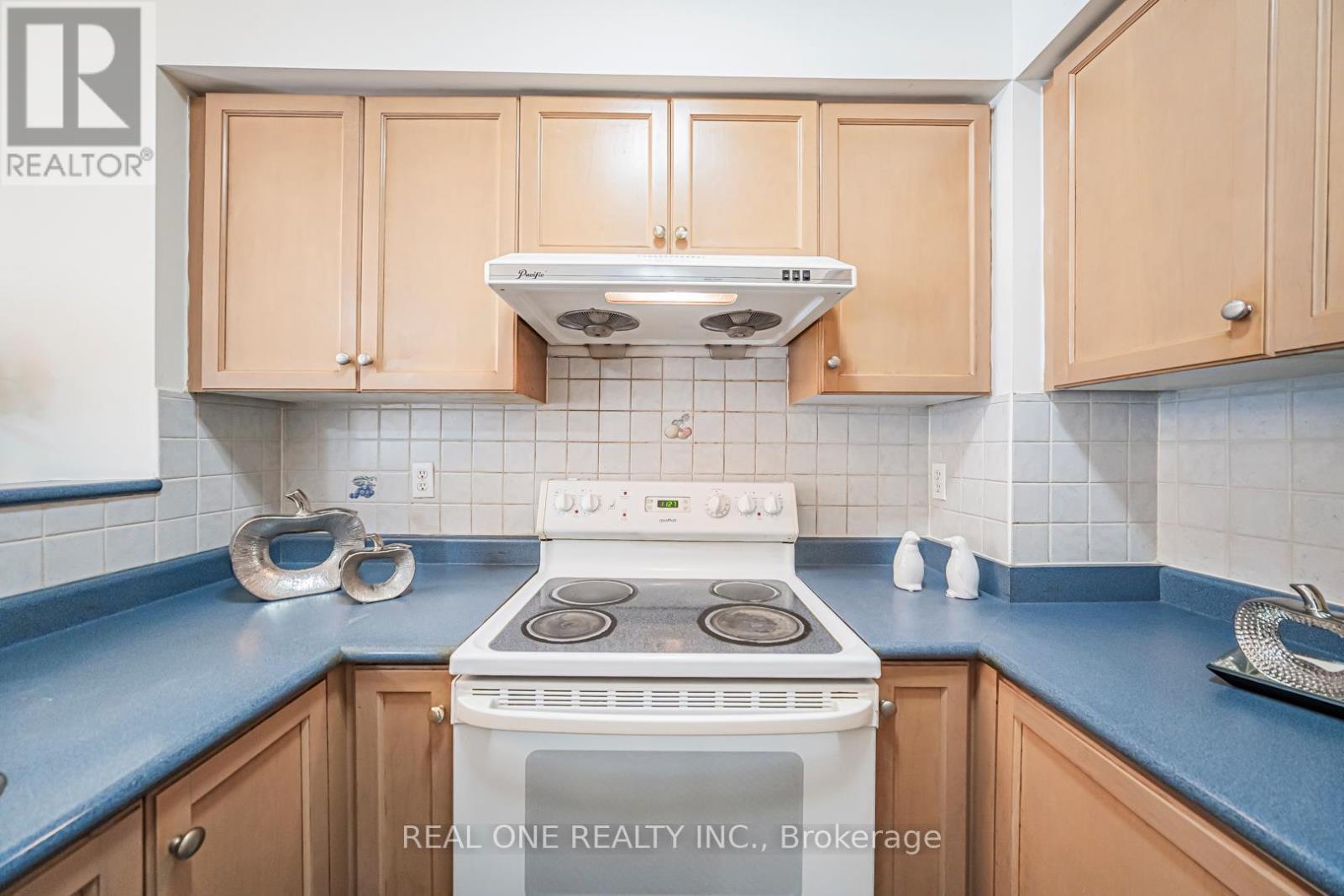 17 - 12 St Moritz Way, Markham, ON - Indoor Photo Showing Kitchen