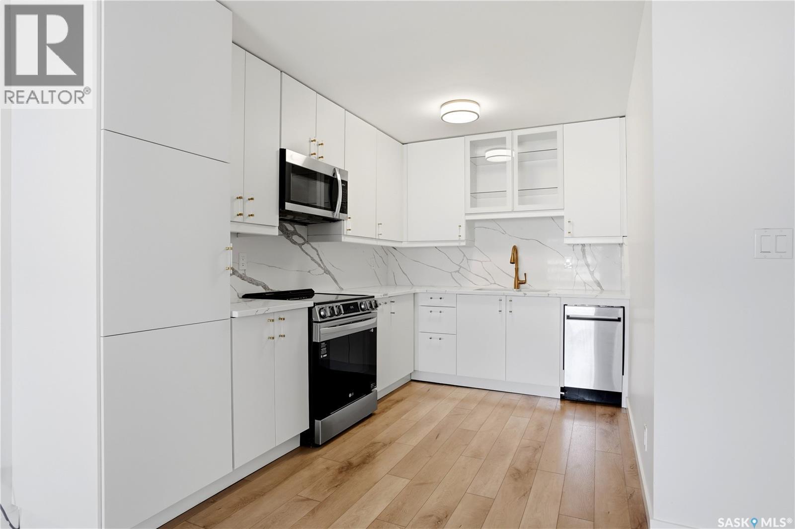 6501 Rochdale Boulevard, Regina, SK - Indoor Photo Showing Kitchen With Upgraded Kitchen