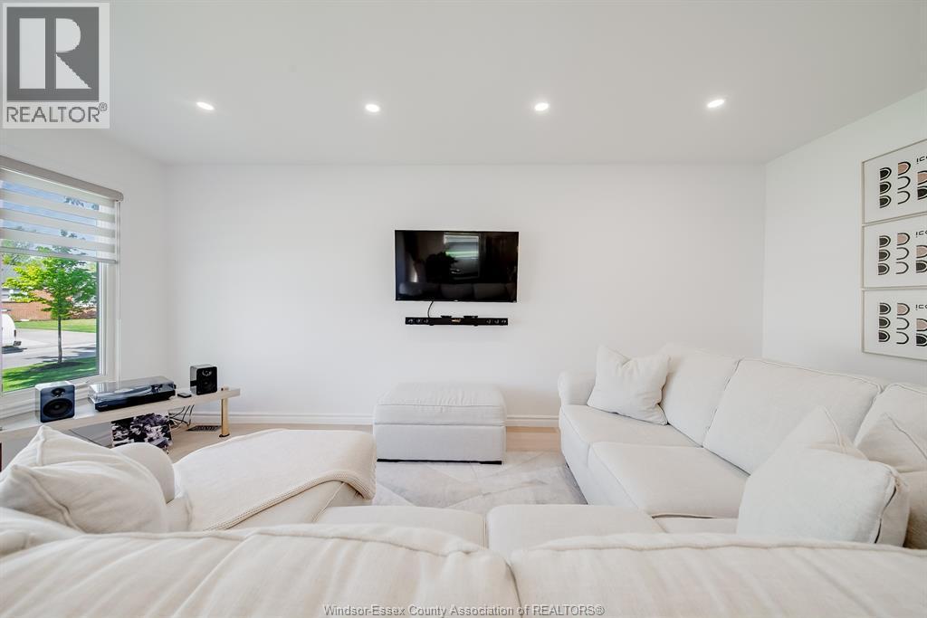 3094 Bruce, Windsor, ON - Indoor Photo Showing Living Room