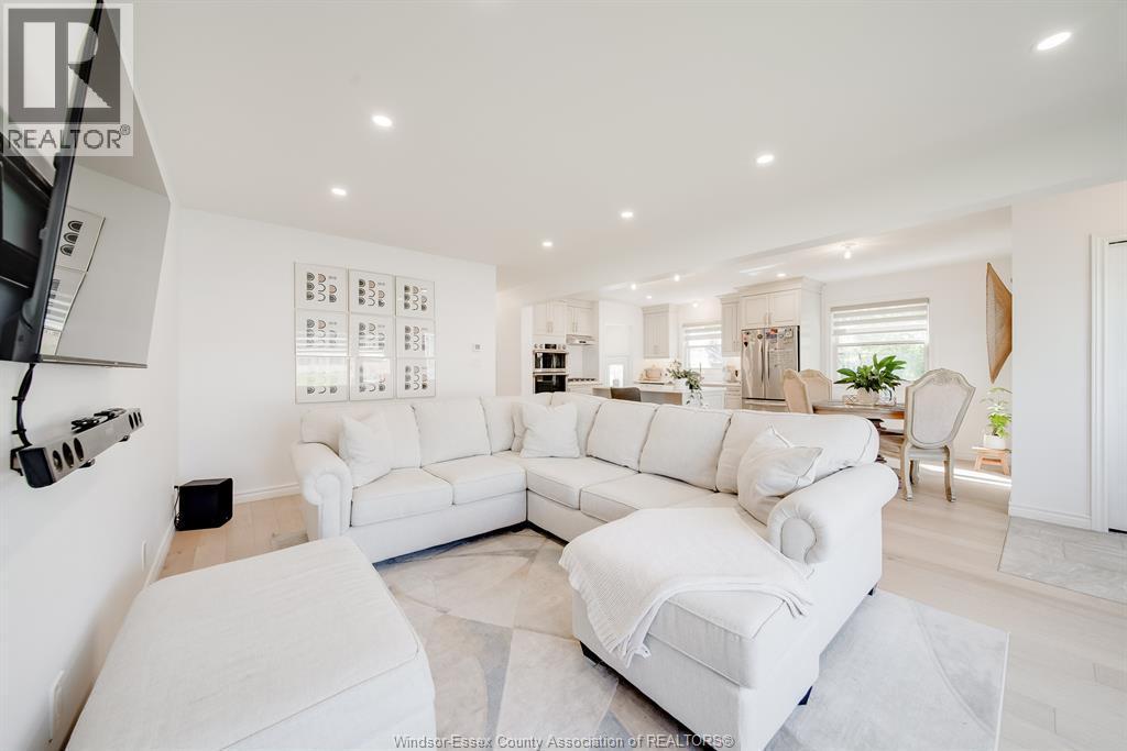 3094 Bruce, Windsor, ON - Indoor Photo Showing Living Room