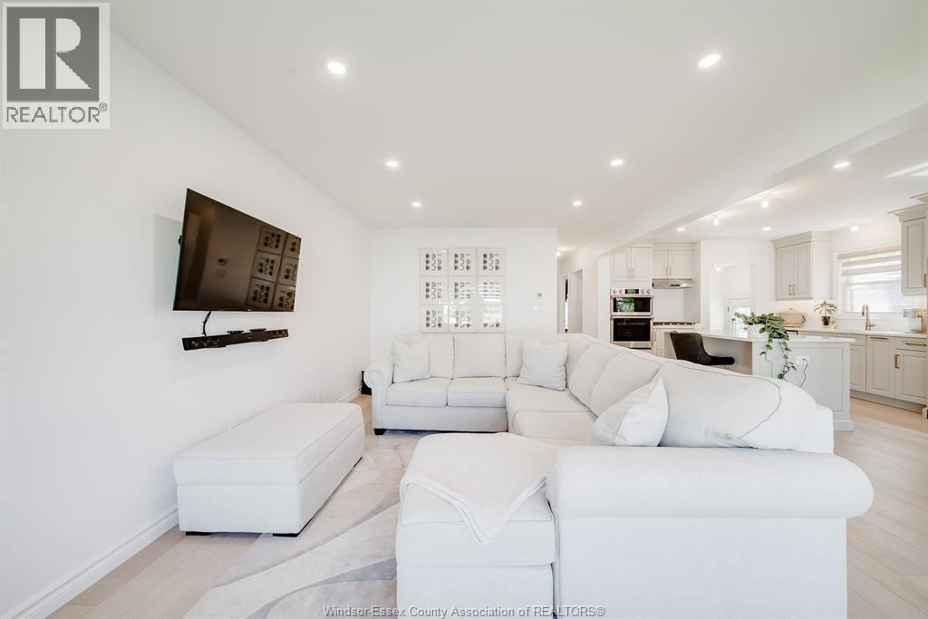 3094 Bruce, Windsor, ON - Indoor Photo Showing Living Room