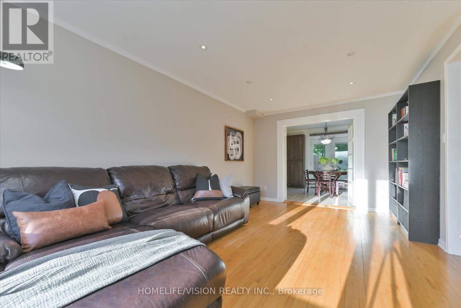 255 Cedar Avenue, Richmond Hill, ON - Indoor Photo Showing Living Room